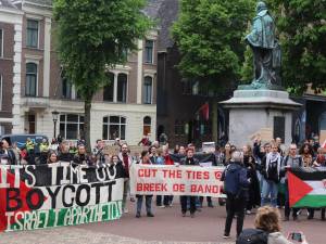 Honderden pro-Palestinademonstranten komen samen op het Domplein in Utrecht