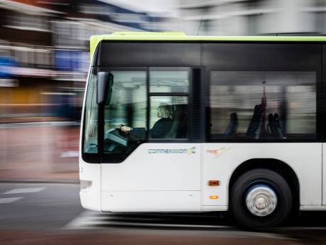 Tienermeiden in Dordtse bus aangerand door passagier: ‘Ga met jullie trouwen, ga met jullie seksen’