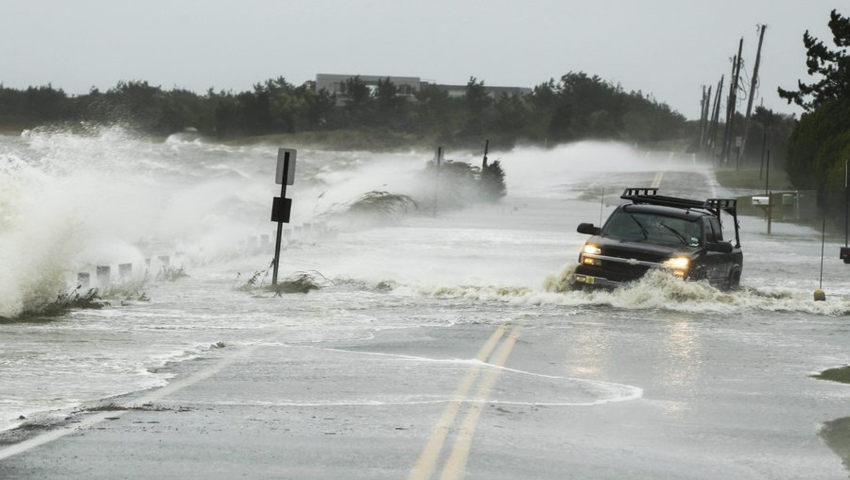 Een auto probeert zich een weg te banen in Southampton, New York. Beeld reuters