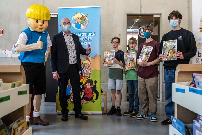 Jommeke kwam, samen met burgemeester Piet Buyse, de eerste vier exemplaren van zijn nieuwe strip aan Vier Heemskinderen Maarten, Wout, Stan en Lander overhandigen.