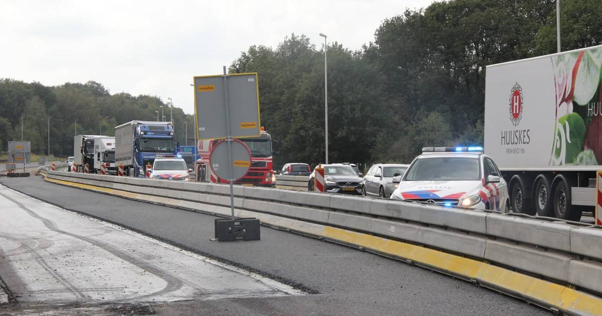 A1 richting Twente muurvast door ongeluk bij Rijssen: uur vertraging.