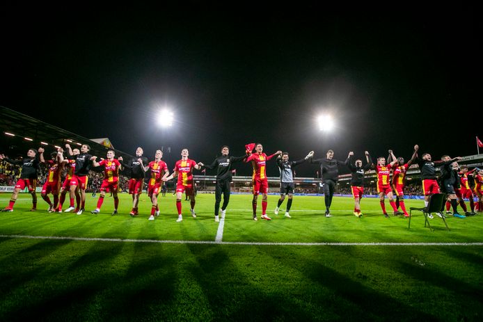 GA Eagles viert feest met de fans na de eerste zege in de eredivisie dit seizoen.