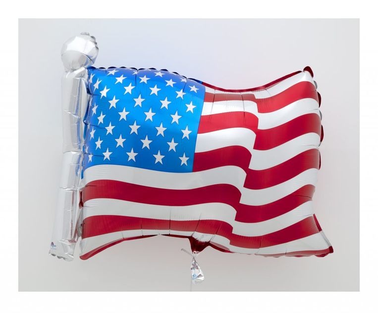 'Flag' (2020) van Jeff Koons is een van de werken op de grote onlinekunstveiling Artists for Biden. De opbrengst is voor de financiële ondersteuning van de verkiezingscampagne van Joe Biden.  Beeld Jeff Koons via David Zwirner