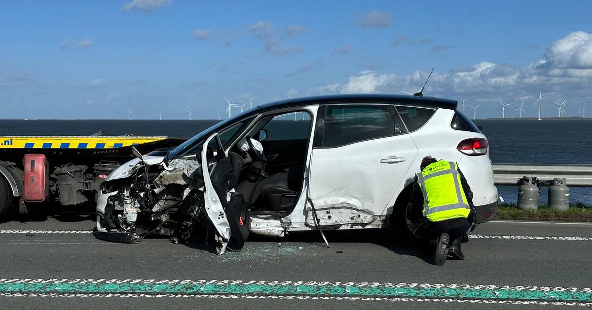Ongeval op Markerwaarddijk bij Lelystad zorgt voor flinke file, traumahelikopter ingezet.