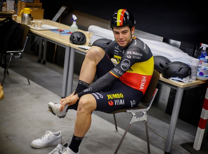 Wout van Aert doet zijn uitrusting aan.