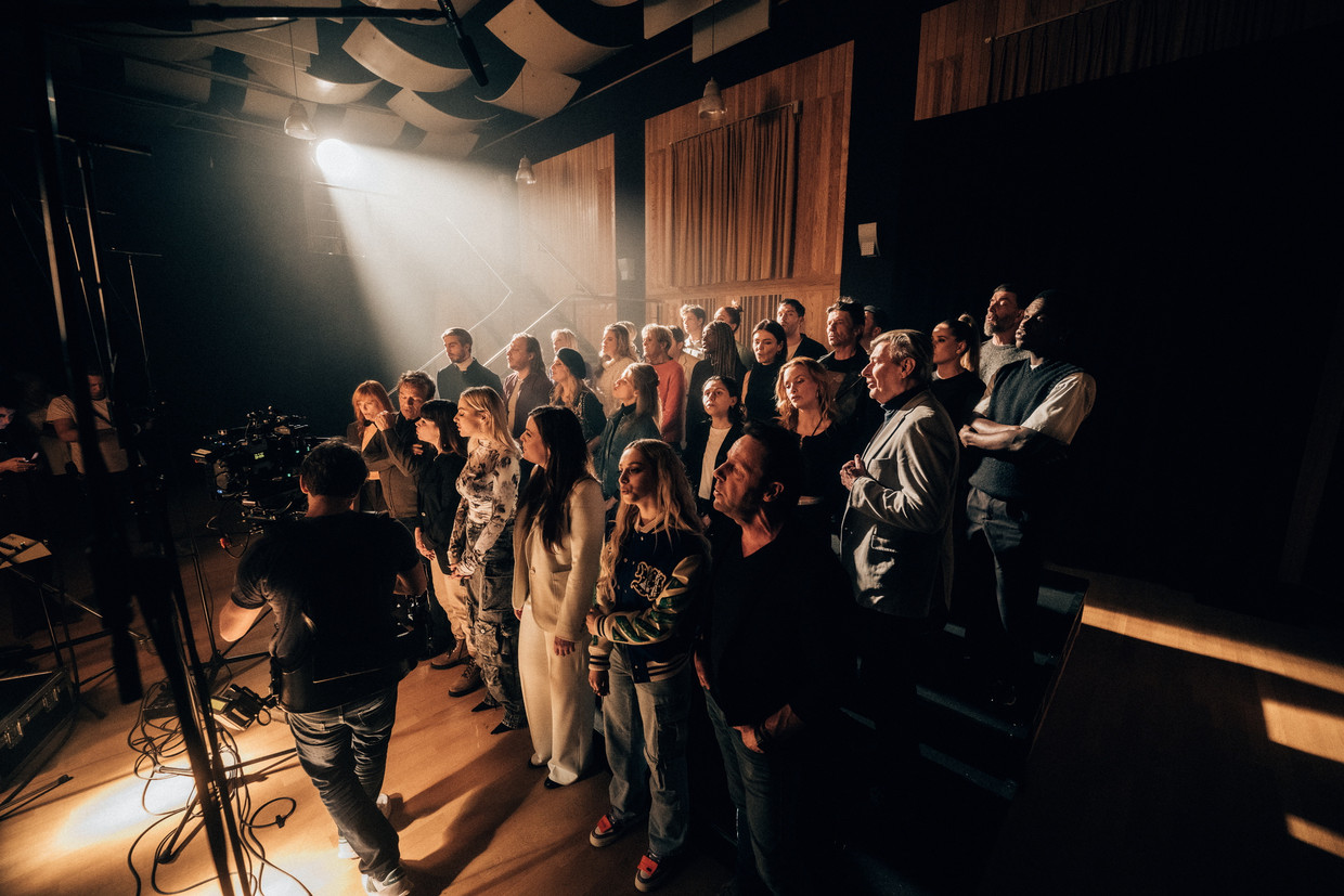 Meer dan dertig Belgische artiesten zingen 'People Help the People' in. Beeld VRT