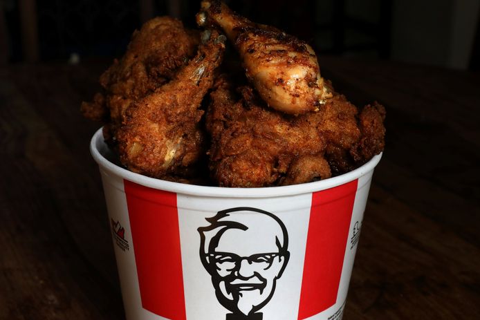 Colonel Sanders staat nog steeds op de emmers gefrituurde kip van KFC.