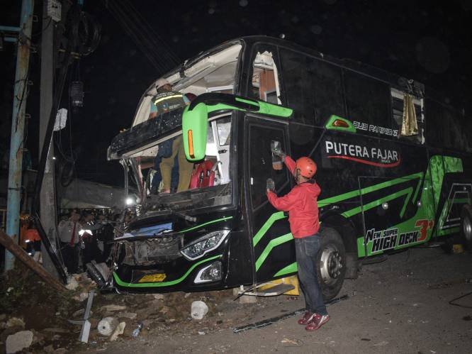 Zeker elf mensen omgekomen bij busongeluk Indonesië