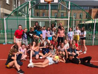 Meisjes Vrije Basisschool Grotenberge krijgen voetbalinitiatie