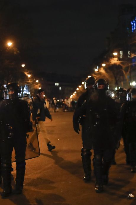 Réforme des retraites: une nuit sous haute tension et des “scènes de chaos” en France