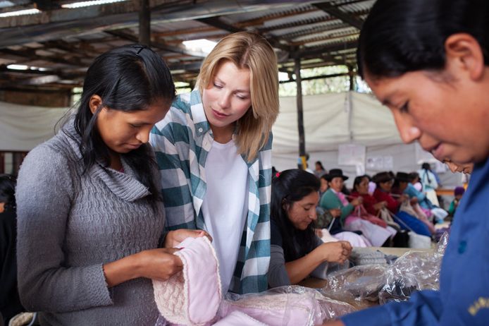 Ellen Kegels met Peruaanse vrouwen die kledij maken voor LN Knits.