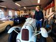 Jan Steutel in de showroom van zijn garage in Almkerk, bij een historische Talbot.