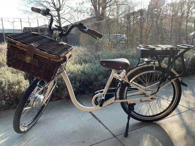 Dieven stelen aangepaste fiets van Kato (13) aan bewaakte fietsenstalling onder Sint-Michielsbrug: “Ze hebben haar vrijheid afgenomen”