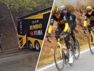 Averij bij Jumbo-Visma: bus ramt boompje na barre tweede etappe in Vuelta 