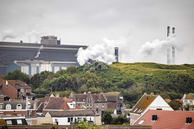 De hoogovens van Tata Steel gezien vanuit Wijk aan Zee. Beeld ANP