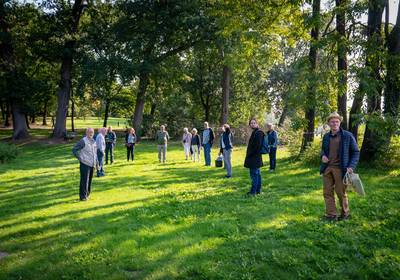 Verzet van buurt tegen kappen bomen park Daalhuizen in Velp succesvol: helft minder bomen weggehaald