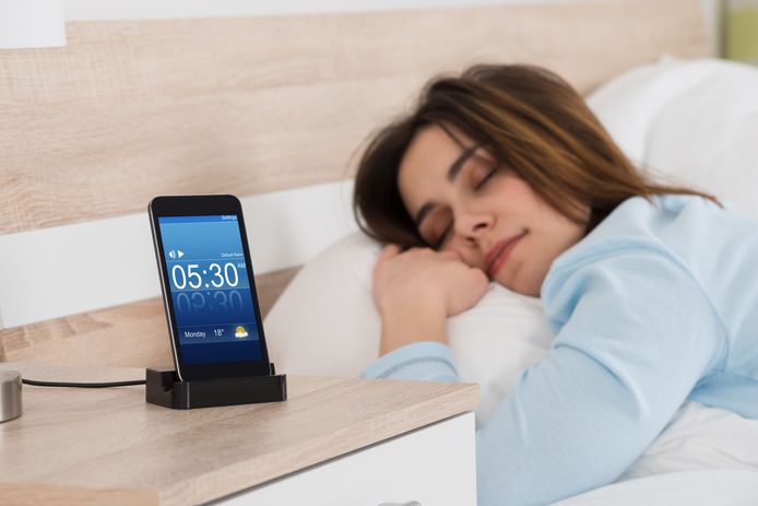 Sommige mensen gebruiken hun smartphone als wekker. Maar daar zijn ook nadelen aan verbonden.