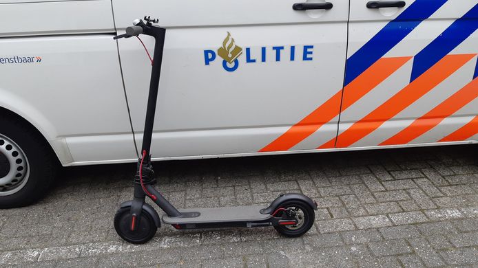 zeil niet verwant Overweldigen Politie neemt elektrische step in beslag: 'Voertuig' mag niet op openbare  weg | Den Bosch | ed.nl