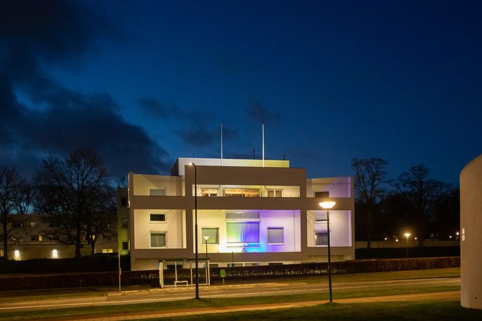 Het gemeentehuis van Soest gezien vanaf de Dalweg in de avond.