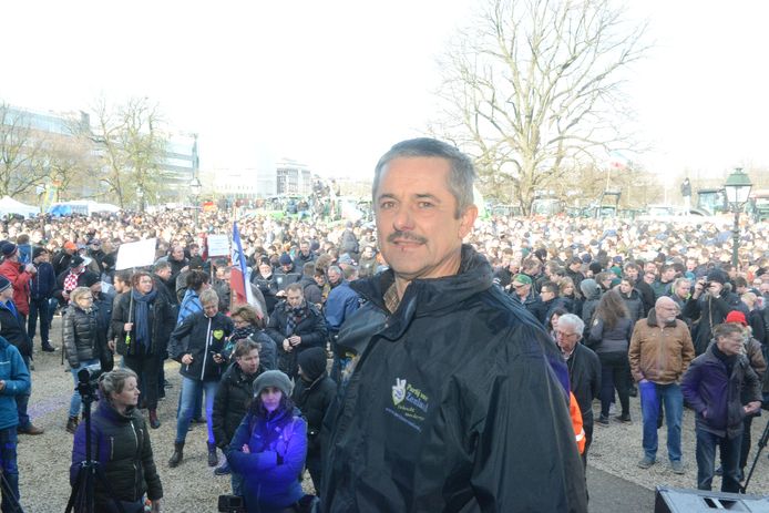 Kees Hanse op podium bij het boerenprotest in februari 2020.
