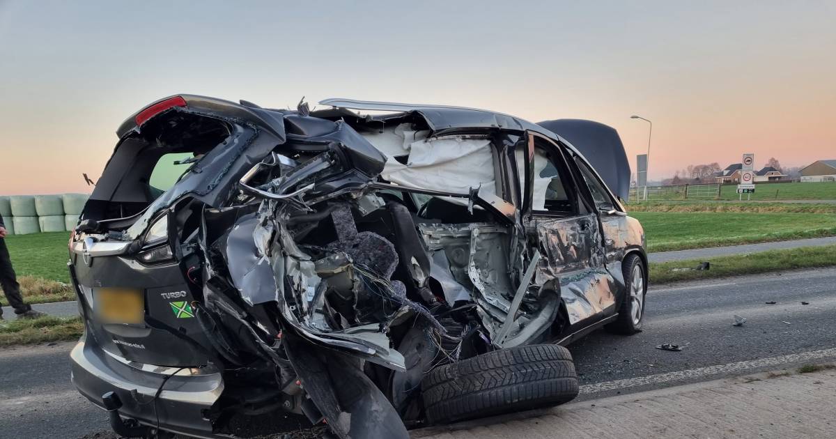 Eén gewonde en enorme schade bij aanrijding op N335.