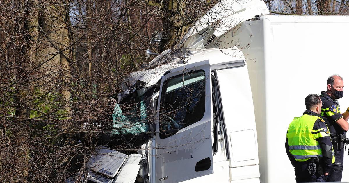 Vrachtwagenchauffeur gewond na ongeluk op snelweg bij Heesch.