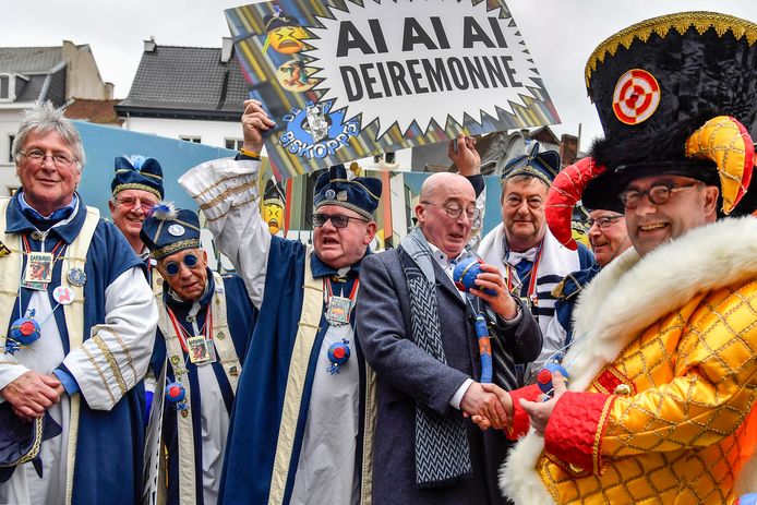 Burgemeesters Piet Buyse en Christoph D’Haese bij de Blaa Biskoppen tijdens Aalst carnaval.