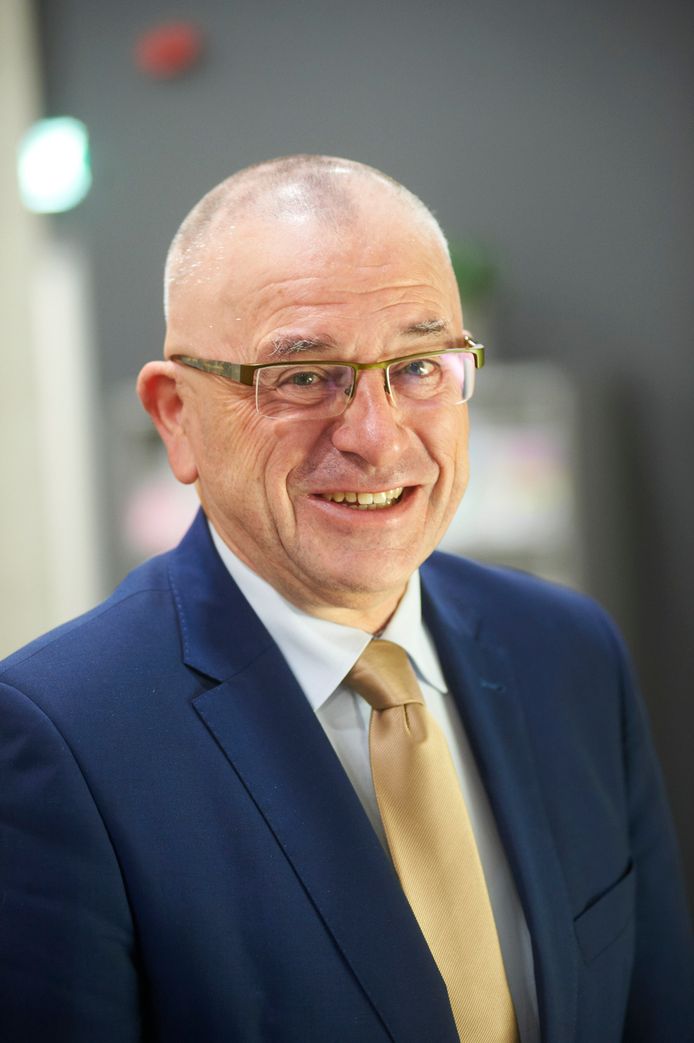 Pierre Bos legde eed af voor derde ambtstermijn die half jaar duurt