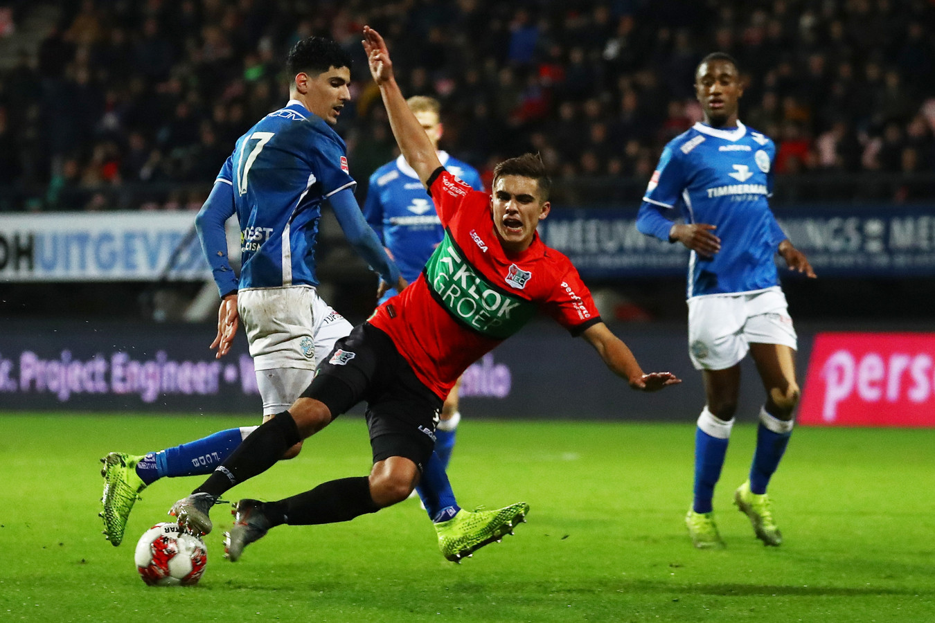 Bart  van Rooij gaat onderuit in een duel met Oussama Bouyaghlafen van FC Den Bosch. De rechtsback van NEC verlengde dinsdagmiddag zijn contract tot de zomer van 2022.