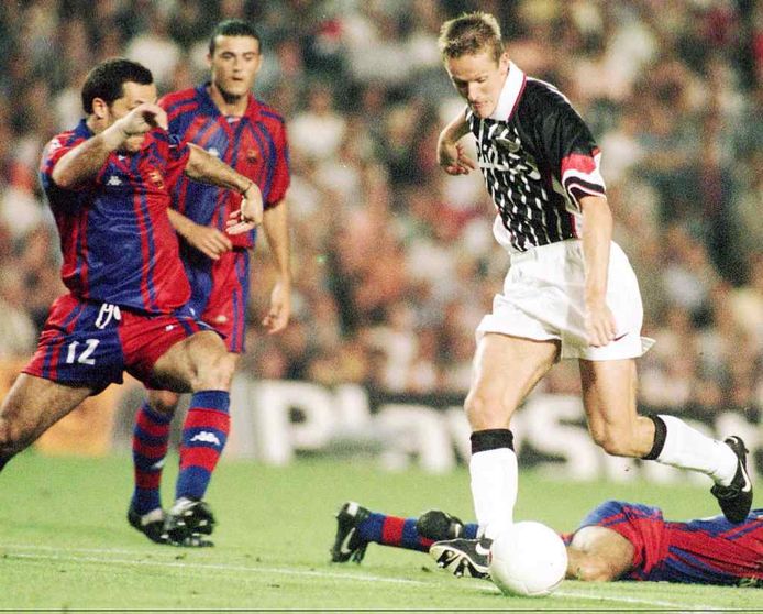 Door een goal van invaller Peter Møller pakte PSV 21 jaar geleden een punt in Barcelona: 2-2. Links: Sergi en Luis Enrique.