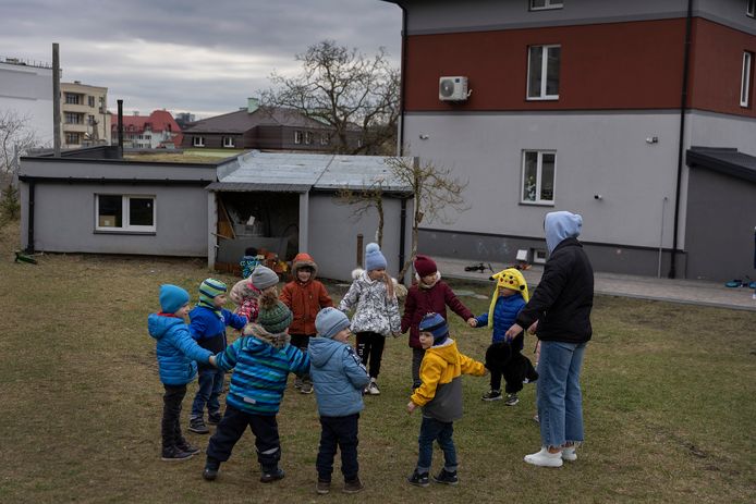 Tijdens de speeltijd, wanneer de oefening voorbij is, mogen de kinderen even buitenspelen.