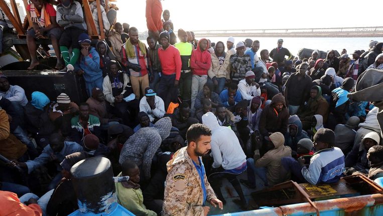 Onder andere Italiaanse en Franse schepen hebben dit weekeinde ruim 5800 Afrikaanse bootvluchtelingen van overvolle boten gered op de Middellandse Zee voor de kust van Libië. Op een van de schepen ontdekten de hulpverleners zeven overleden asielzoekers. Beeld EPA