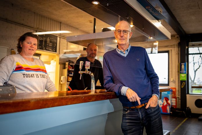 Voorzitter Peter Versteeg van Hazerswoudse Boys met achter de bar Petra Kransse en Gert Jan van der Meer.