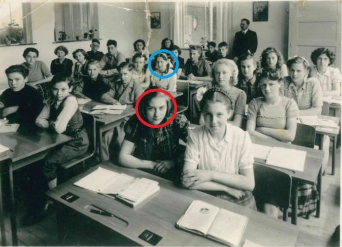 Ineke van Bortel (blauw omcirkeld) en vriendin Magda Quist (rood omcirkeld) in de klas.
