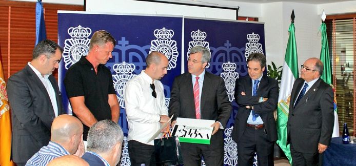 Eerlijke vinder Raúl José Castillo (m) tijdens zijn huldiging met Peter Steenbakkers (l) en burgemeester José María García Urbano van Estepona (r).