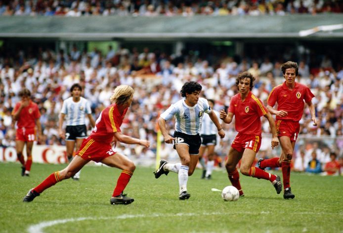 Maradona dribbelt verschillende Rode Duivels op het WK van 1986, dat Argentinië uiteindelijk ook wint.