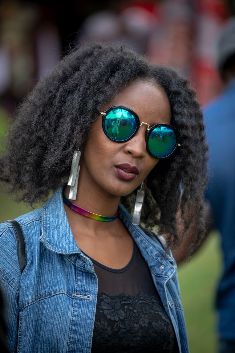 Een bezoeker aan het jaarlijkse ‘natural hair event’ in Nairobi. Beeld Sven Torfinn / de Volkskrant