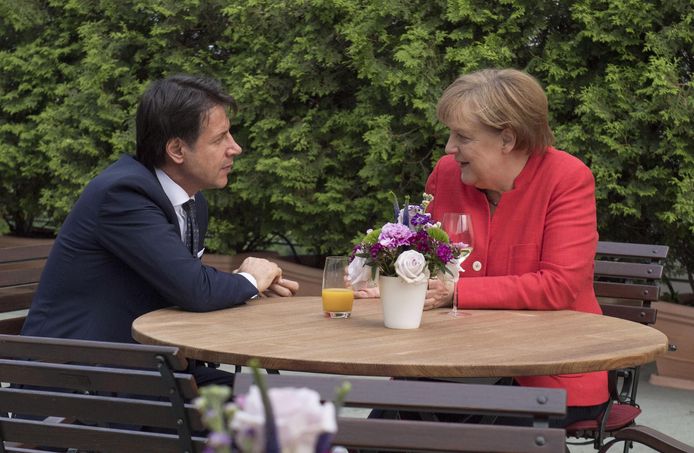 Angela Merkel in gesprek met de Italiaanse premier Giuseppe Conte.
