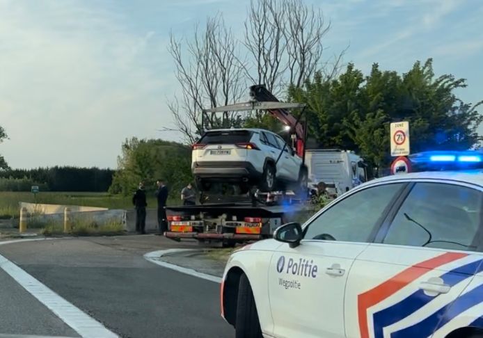 De auto van de chauffeur werd getakeld op de A12 in Meise.