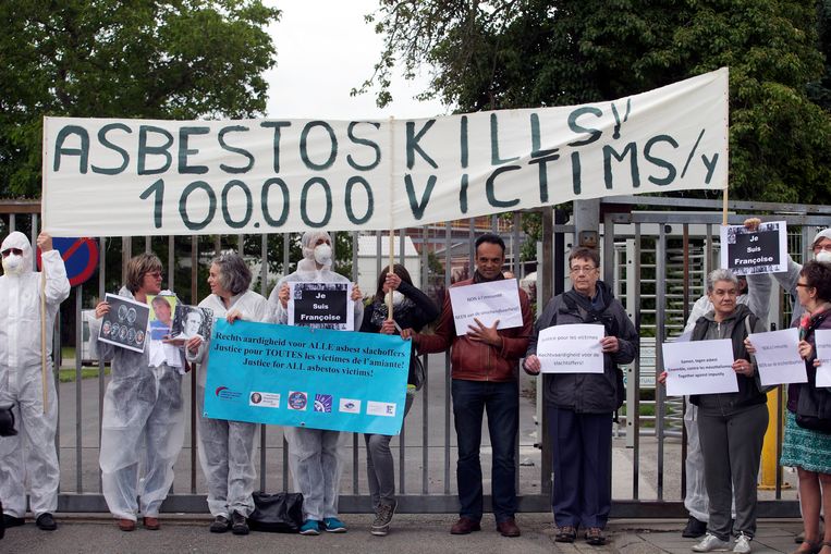 In 2015 werd er bij het hoofdkantoor van Eternit in Kapelle-op-den-Bos is België geprotesteerd door nabestaanden van asbestslachtoffers.  Beeld BELGA