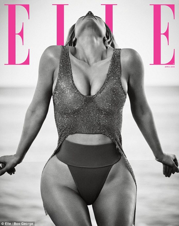 Kim Kardashian poseert voor strandfotoshoot.