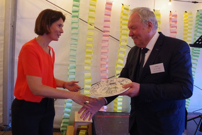Burgemeester Marc Van de Vijver overhandigt een geschenk namens de gemeente aan directeur Veerle Poppe.