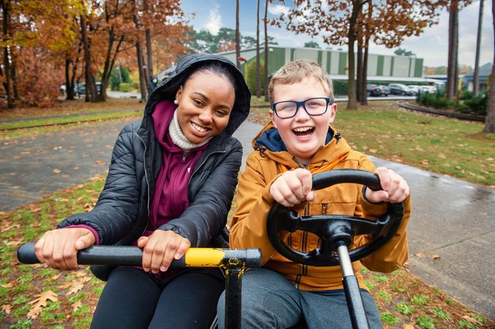 In het bijzonder voor de WOW-kampen Plus, voor kinderen met een beperking, vindt Rode Kruis Vlaanderen moeilijk vrijwilligers die de kinderen begeleiden.