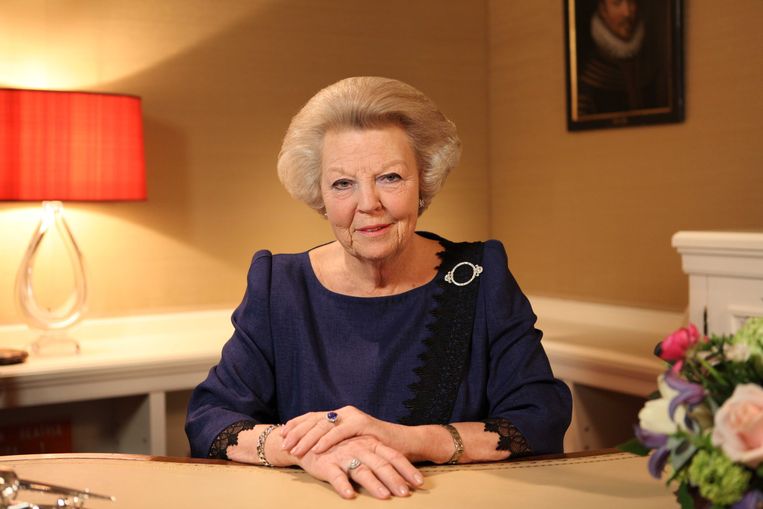 Koningin Beatrix kondigt haar aftreden aan tijdens een toespraak op tv. Beeld anp