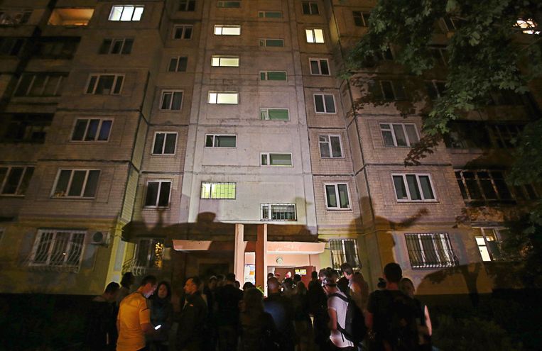 Fotografen en journalisten staan voor het appartement waar Babtsjenko vermoord zou zijn. Beeld Photo News