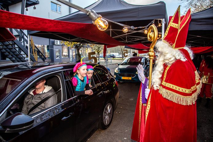 Beeld ter illustratie: een drive-through met Sinterklaas in Dordrecht, vorig jaar