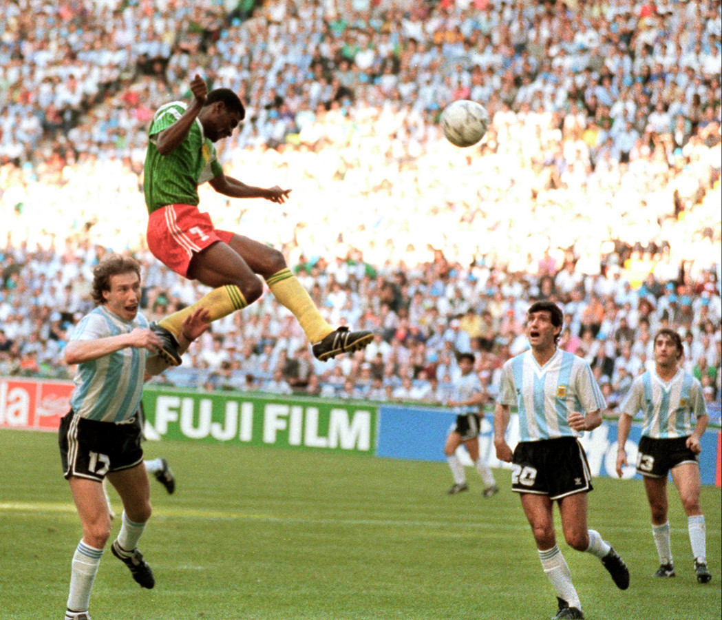 Francois Omam-Biyick kopt de 1-0 binnen voor Kameroen tegen Argentinië in de openingswedstrijd van het WK 1990 in Italië.