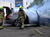 Hybride auto vliegt in brand tijdens het opladen te Rijen