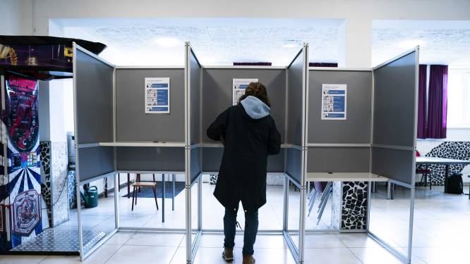 Akkefietjes in het stemlokaal: verscheurde stempassen, blaffende honden en een uren durende dans