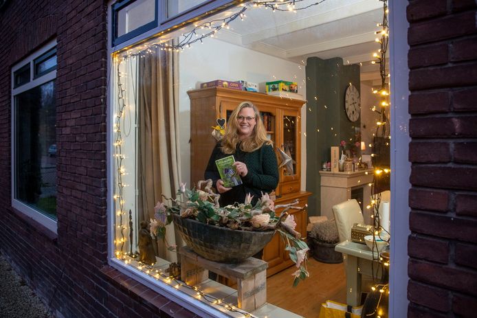 Anne van der Kaaden heeft boek ‘Uit de kluwen’ geschreven, in dit boek vertelt zij over opgroeien in een onveilige omgeving.